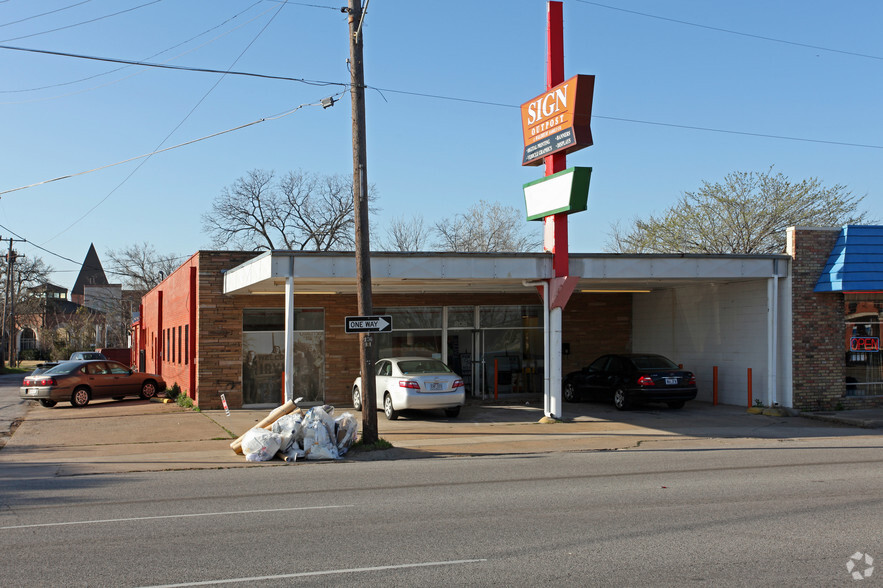 208 E Irving Blvd, Dallas, TX for rent - Primary Photo - Image 3 of 5