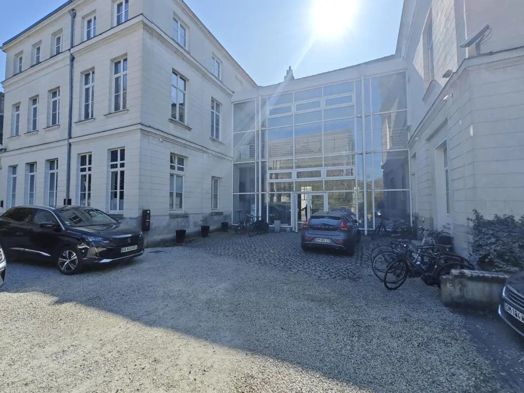 Office in Lille to rent Building Photo- Image 1 of 8