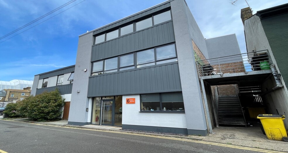 6 Nelson Mews, Southend On Sea to rent - Primary Photo - Image 1 of 4