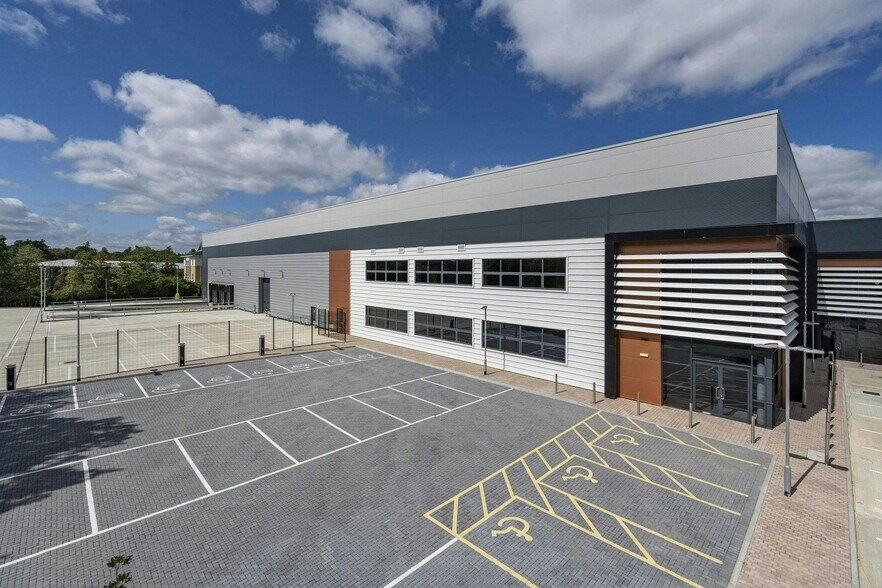 Harvest Crescent, Fleet to rent - Building Photo - Image 3 of 11