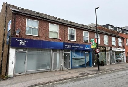 77 Croydon Rd, Caterham to rent - Building Photo - Image 2 of 2