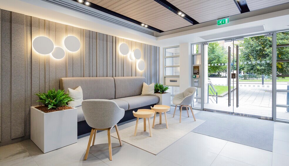 25 King St, Bristol to rent - Lobby - Image 1 of 4