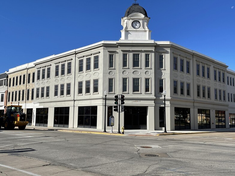 123 N Main St, Charles City, IA for sale - Primary Photo - Image 1 of 1