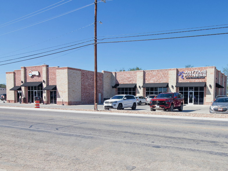 1009 E 4th St, Lampasas, TX for rent - Building Photo - Image 2 of 13