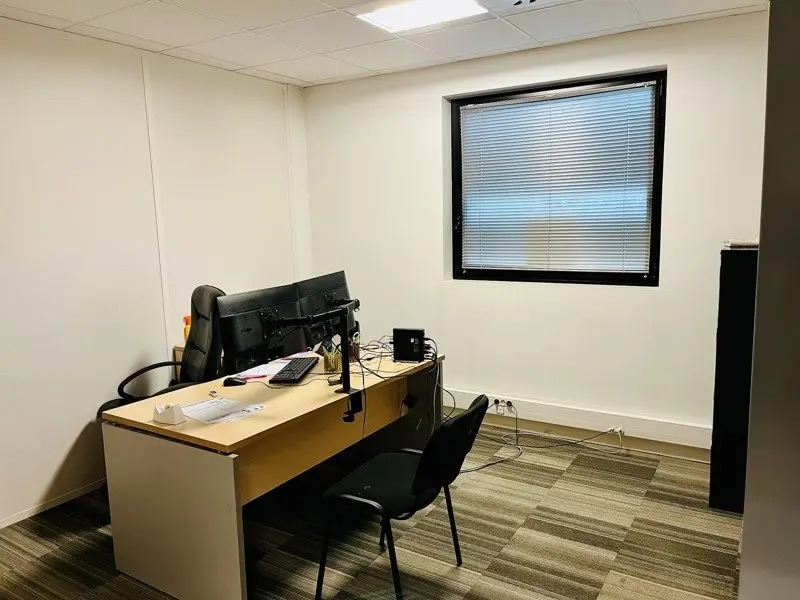 Location Commerce 117 m² - Photo 1