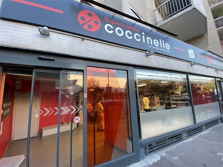 Retail in Paris to rent - Building Photo - Image 1 of 9