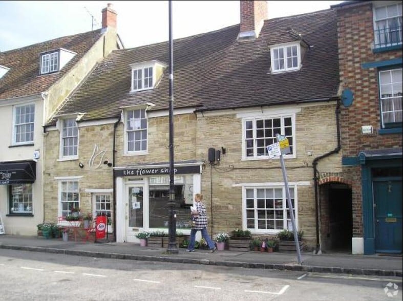 24-25 Market Pl, Olney to rent - Primary Photo - Image 1 of 2