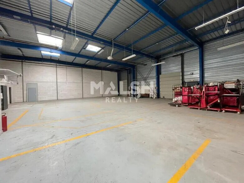 Light Industrial in Vaulx-en-Velin to rent - Building Photo - Image 3 of 10