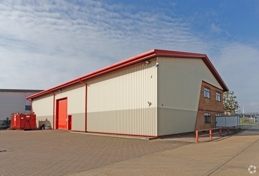 Fengate, Peterborough to rent - Building Photo - Image 3 of 6