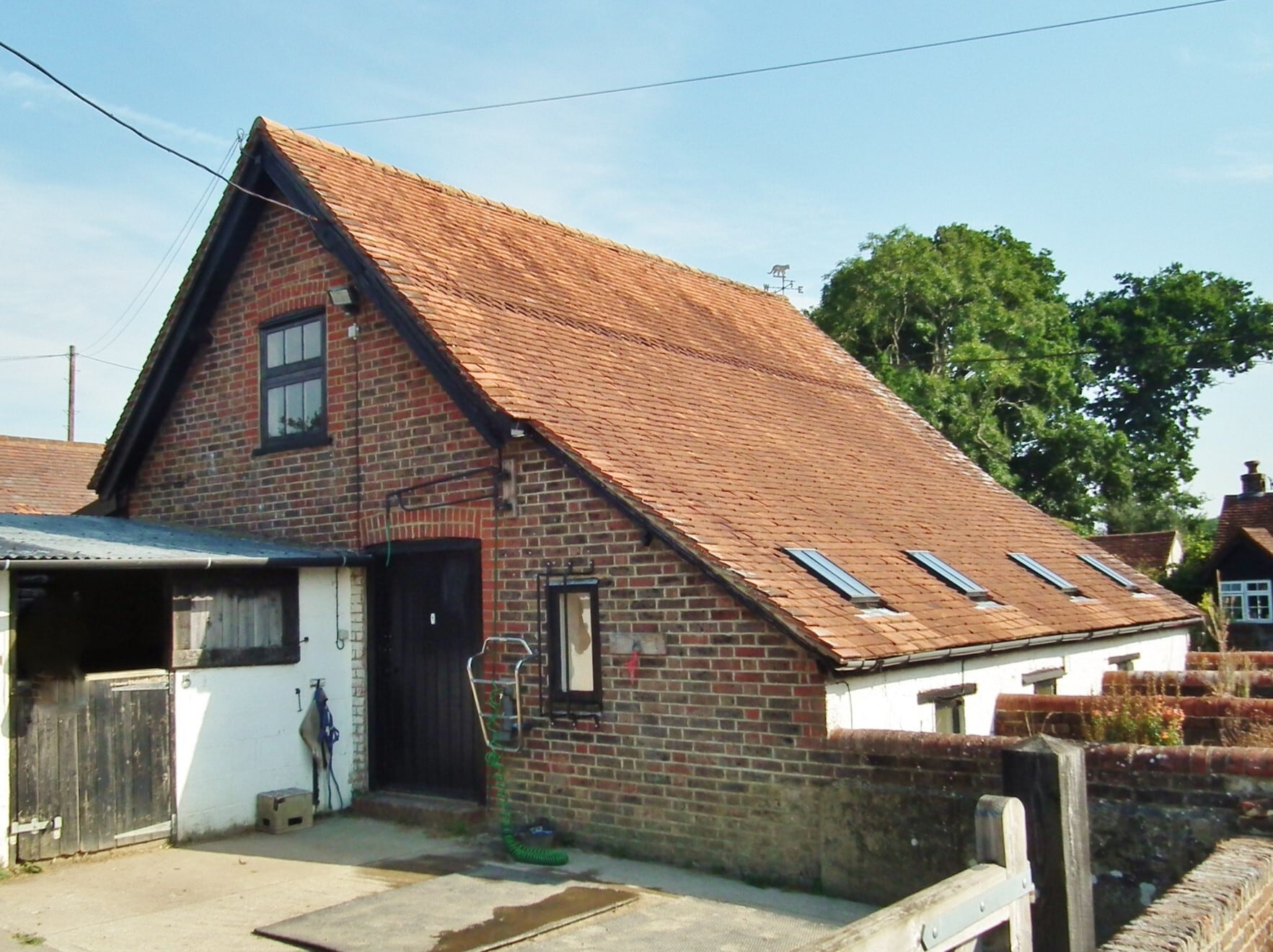 Whitewood Ln, South Godstone to rent Building Photo- Image 1 of 2
