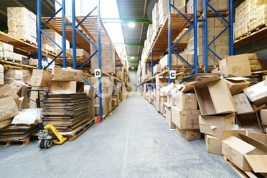 Light Industrial in Genas to rent - Interior Photo - Image 2 of 8