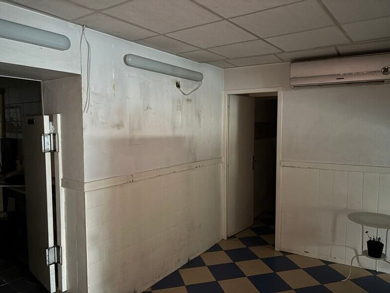 Retail in Albigny-sur-Saône for sale - Interior Photo - Image 3 of 7