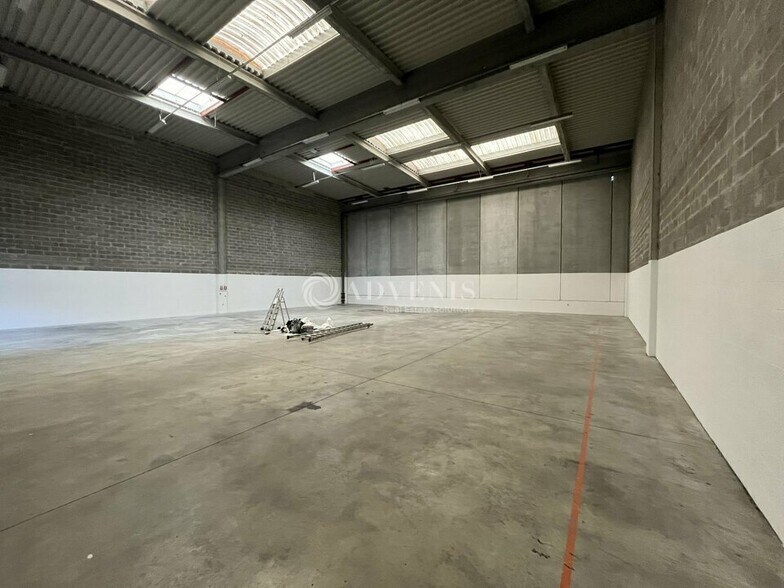 Light Industrial in Moissy-Cramayel to rent - Building Photo - Image 3 of 9