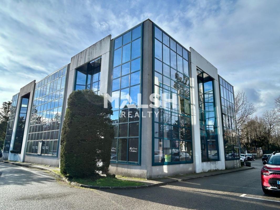 Office in Saint-Genis-Laval for sale Building Photo- Image 1 of 14