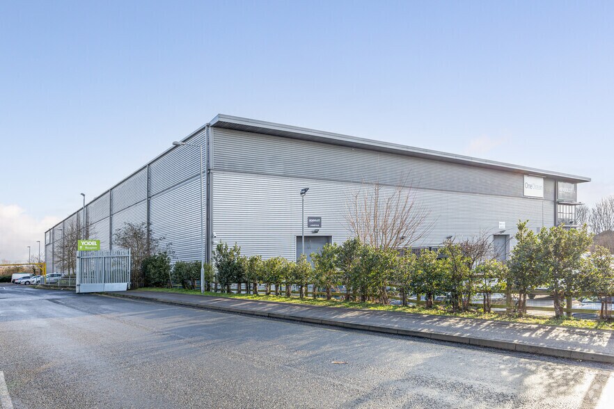 6 Mollison Ave, Waltham Cross to rent - Building Photo - Image 3 of 11