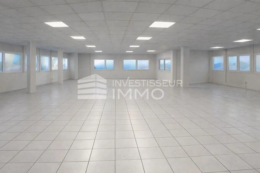 Light Industrial in Villeneuve-la-Garenne to rent - Interior Photo - Image 1 of 8