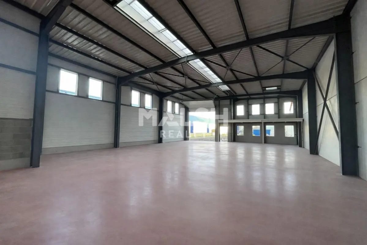 Office in OULLINS-PIERRE-BÉNITE to rent Interior Photo- Image 1 of 5