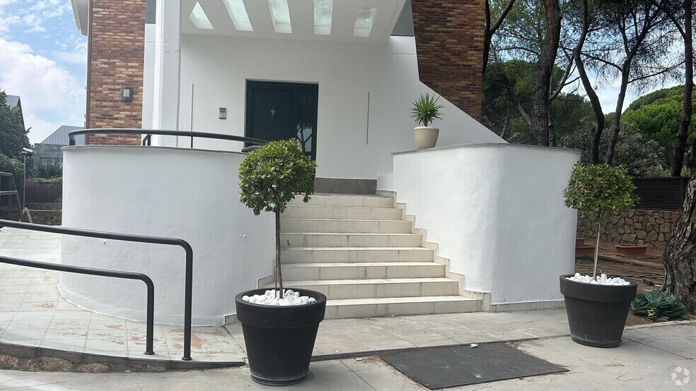 Calle Cáceres, 2, Pozuelo de Alarcón, Madrid to rent - Primary Photo - Image 1 of 7