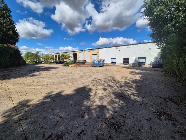 Unit 9, Stortford Hall Industrial Park, Bishop's Stortford to rent - Building Photo - Image 3 of 9