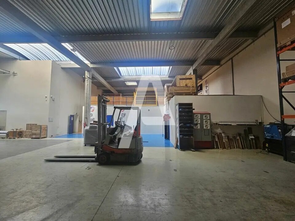 Light Industrial in Trappes for sale Interior Photo- Image 1 of 6