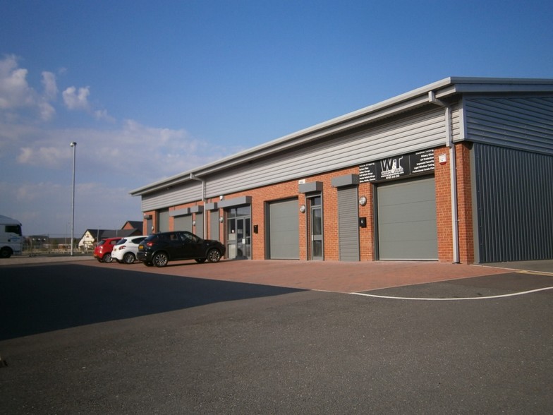 Commercial Rd, Darwen for rent - Primary Photo - Image 1 of 4