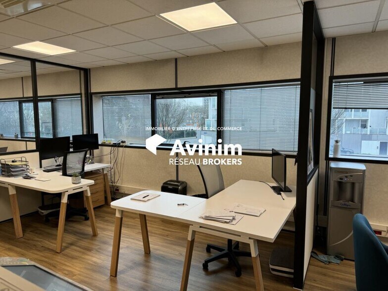 Office in Vaulx-en-Velin to rent - Interior Photo - Image 3 of 10
