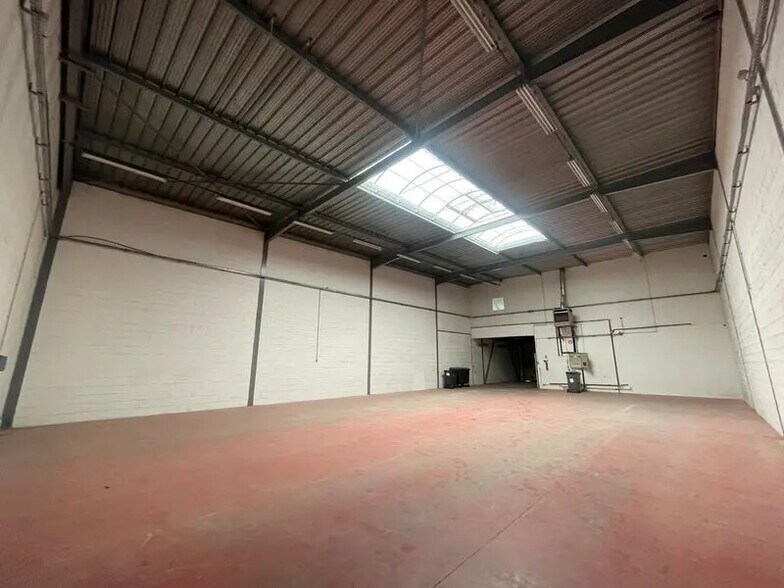 Light Industrial in Villejuif to rent - Interior Photo - Image 2 of 13