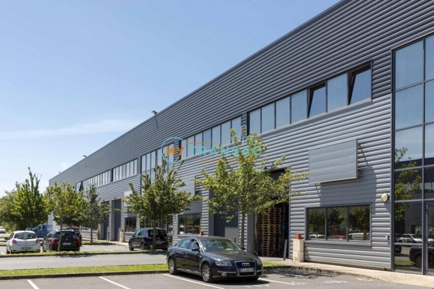 Light Industrial in Lieusaint to rent - Building Photo - Image 2 of 9