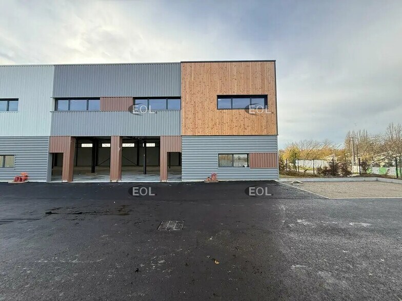 Light Industrial in Viarmes to rent - Building Photo - Image 2 of 8