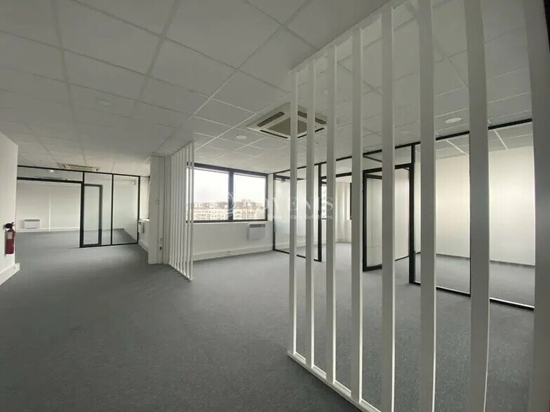 Office in Issy-les-Moulineaux to rent - Interior Photo - Image 1 of 12