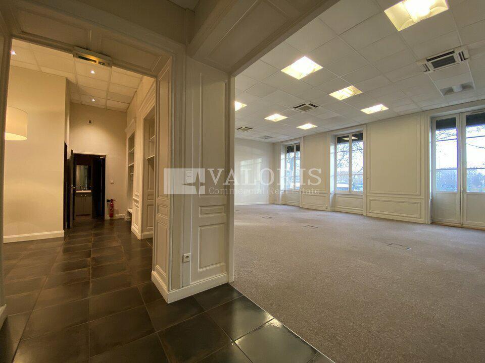 Office in Lyon to rent Building Photo- Image 1 of 10