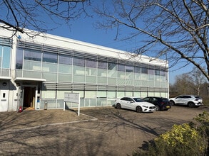Centennial Av, Elstree to rent Building Photo- Image 1 of 2
