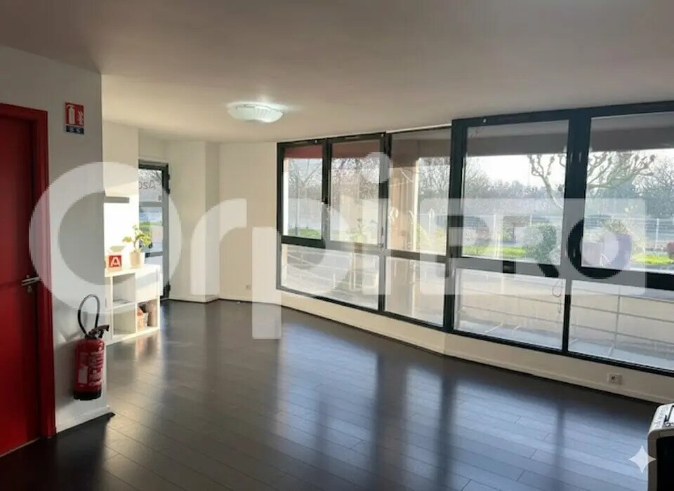 Office in La Rochelle to rent Interior Photo- Image 1 of 4