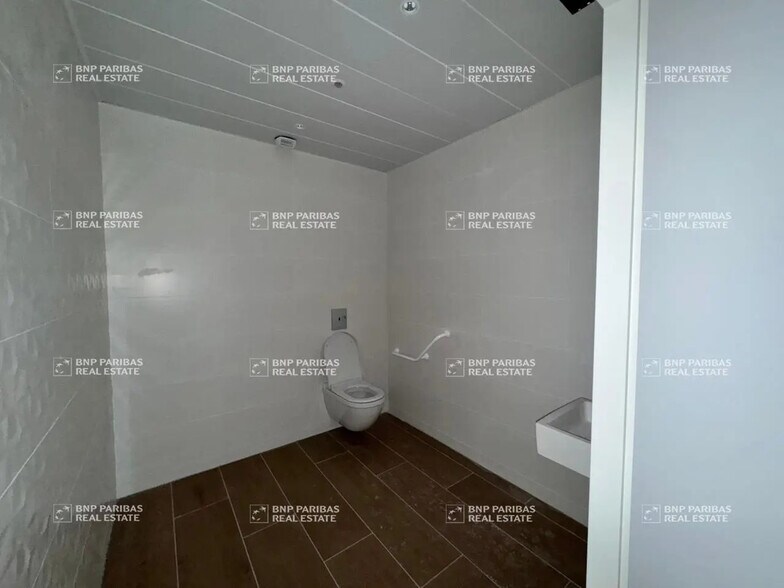 Office in Aix-en-Provence to rent - Building Photo - Image 2 of 17