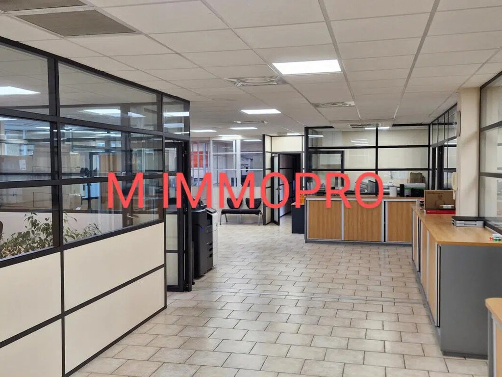 Location Bureaux 400 m² - Photo 1