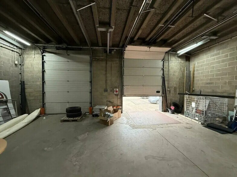 Light Industrial in Louvres to rent - Interior Photo - Image 2 of 3