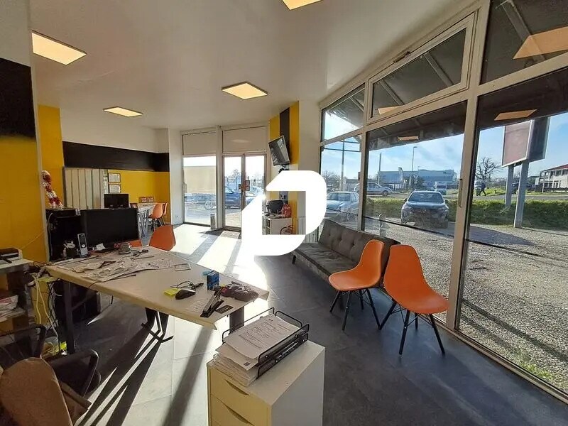 Office in Lormont to rent Interior Photo- Image 1 of 7