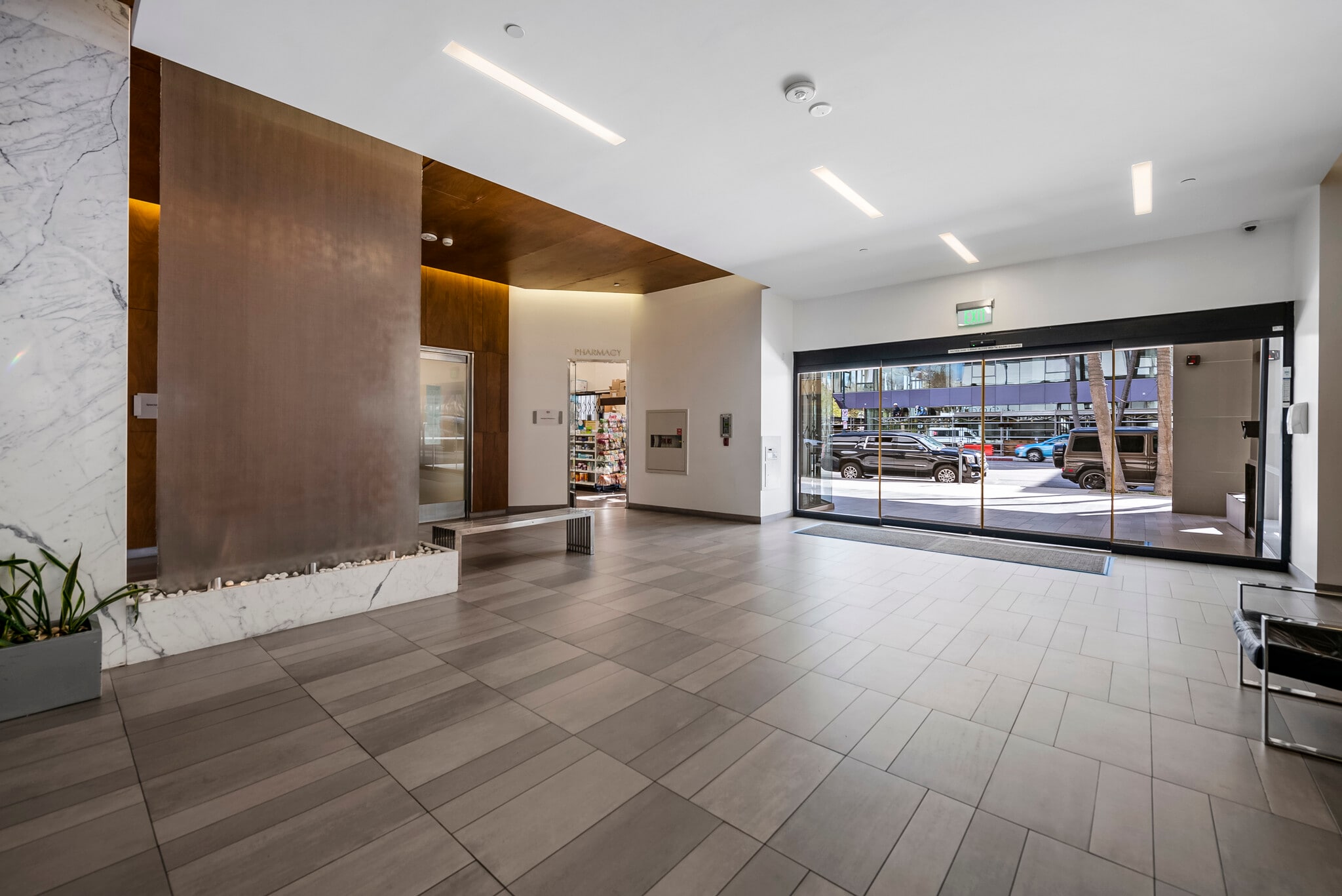 9001 Wilshire Blvd, Beverly Hills, CA to rent Interior Photo- Image 1 of 8