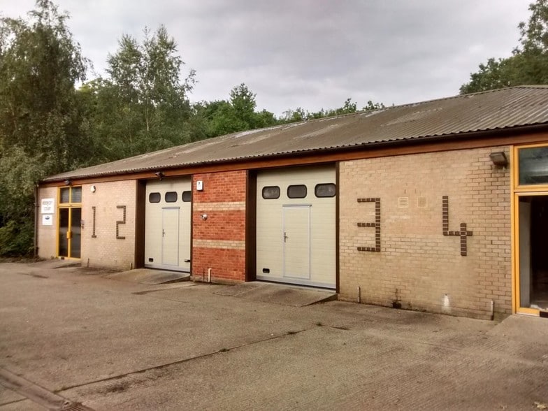 Weller Dr, Wokingham for sale - Primary Photo - Image 1 of 1