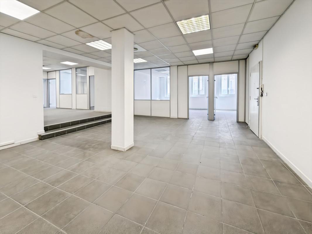 Office in Marseille to rent Building Photo- Image 1 of 21
