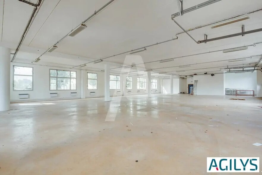 Light Industrial in Les Ulis to rent - Interior Photo - Image 1 of 8