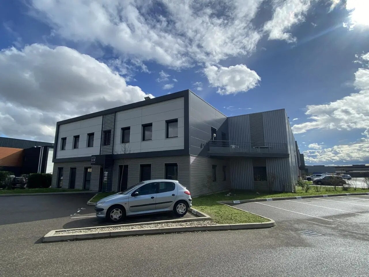 Office in Saint-Priest to rent Building Photo- Image 1 of 15