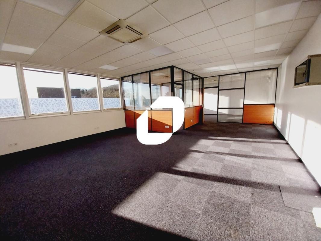 Light Industrial in Neuilly-sur-Marne to rent Interior Photo- Image 1 of 17