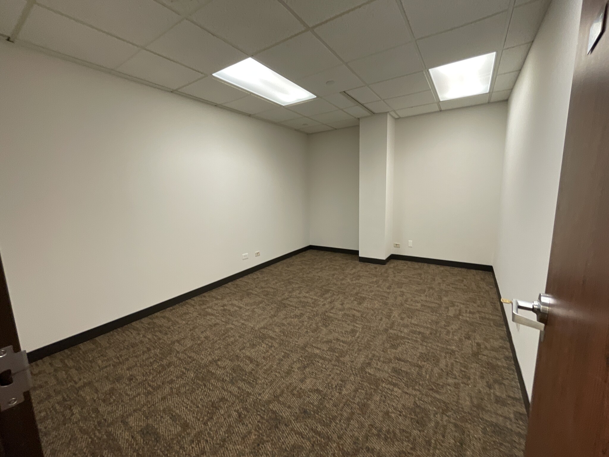 701 Lee St, Des Plaines, IL for rent Interior Photo- Image 1 of 1