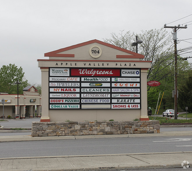 702-706 Freedom Plains Rd, Poughkeepsie, NY for rent - Building Photo - Image 2 of 6