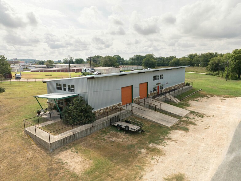 115 Norma Jean Blvd, Smithville, TX for sale - Primary Photo - Image 1 of 20