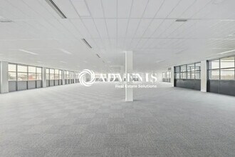 Light Industrial in Guyancourt to rent Building Photo- Image 2 of 6