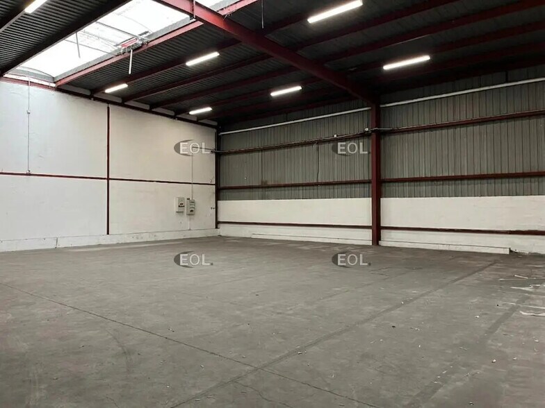 Light Industrial in Villeneuve-la-Garenne to rent - Building Photo - Image 2 of 10