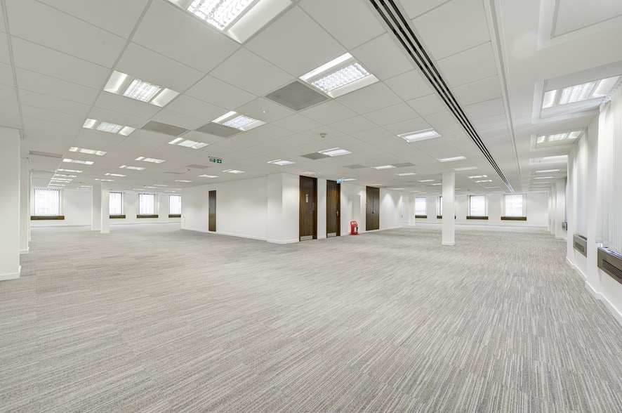 60 Buckingham Palace Rd, London to rent - Interior Photo - Image 2 of 7