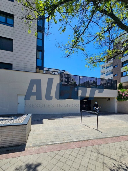 Retail in Madrid, Madrid to rent - Building Photo - Image 1 of 11
